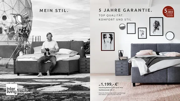 Mann auf Bett im Outdoor-Set, daneben modernes Boxspringbett im Schlafzimmer mit „5 Jahre Garantie.